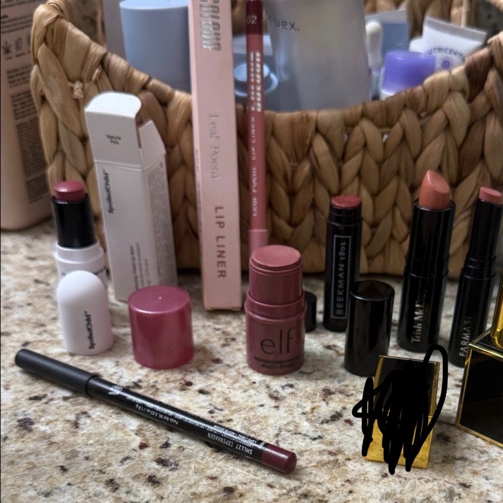 Bundle of lip color